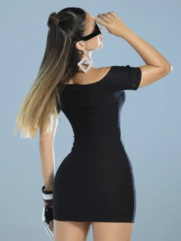 Vestido T-Shirt Preto Elegante com Elástico Personalizado e Detalhes Sextavados Pit Bull Jeans