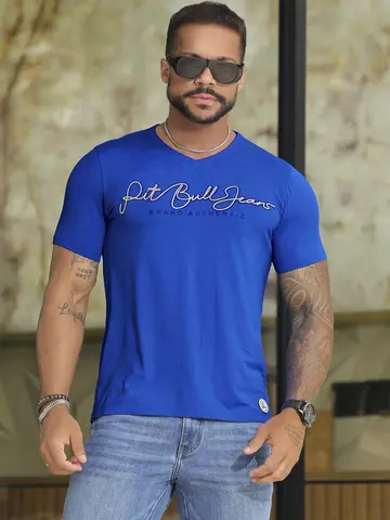 Camiseta Gola V Estilosa e Autêntica com Estampa em Relevo Pit Bull Jeans