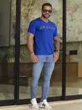 Camiseta Gola V Estilosa e Autêntica com Estampa em Relevo Pit Bull Jeans