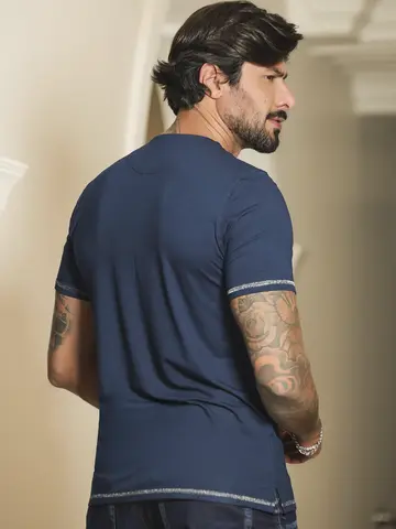 Camiseta Masculina Gola O com Estampa em Relevo Prata