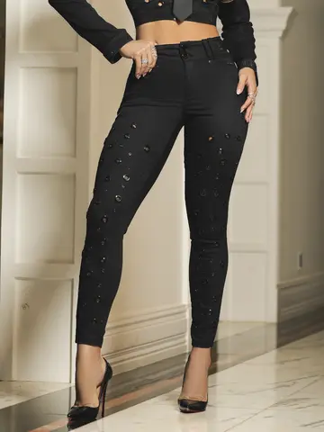 Calça Skinny Conceito Preta Modeladora e Estilosa com Detalhes Únicos em Ilhós Pit Bull Jeans