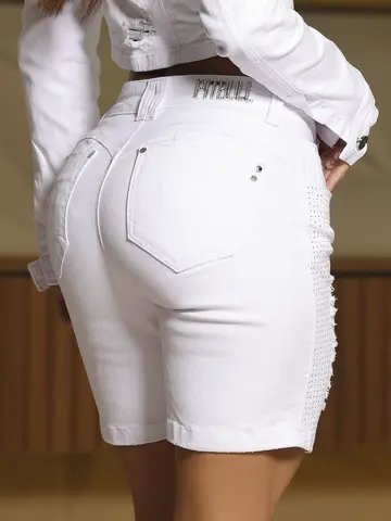 Bermuda Meia Coxa Branca Elegante com Pedrarias e Estilo Destroyed Pit Bull Jeans