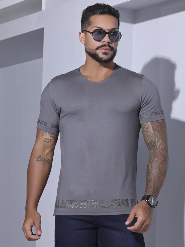 Camiseta Gola V Casual e Estilosa com Escrita em Relevo Pit Bull Jeans