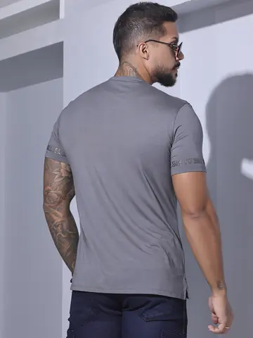 Camiseta Gola V Casual e Estilosa com Escrita em Relevo Pit Bull Jeans