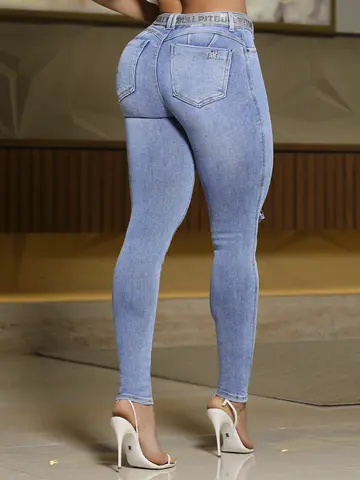 Calça Hot Pants Jeans Claro com Cinto Elástico e Detalhes Navalhados Pit Bull Jeans