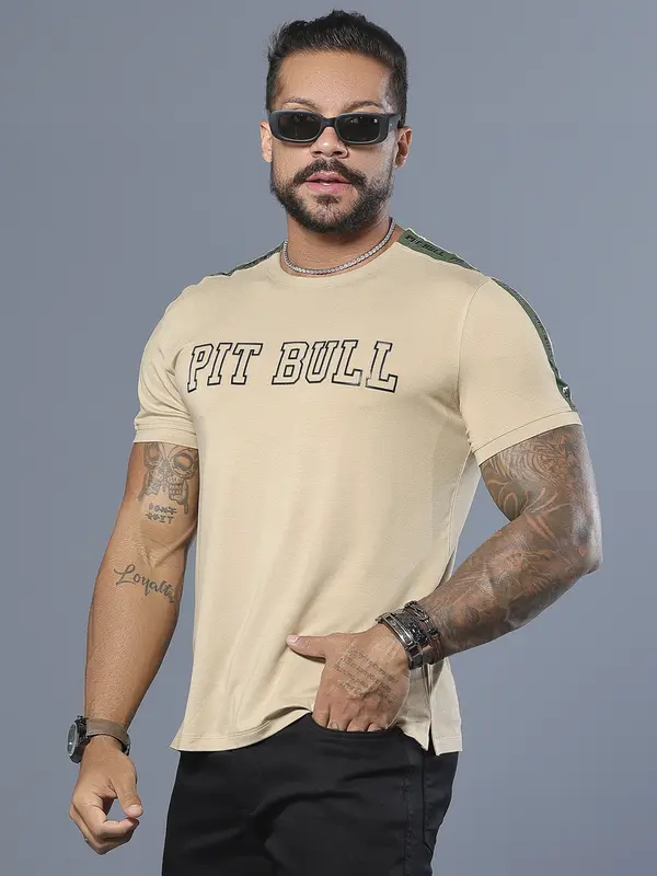 Camiseta Bege Masculina com Estampa em Relevo e Detalhe nos Ombros Pit Bull Jeans