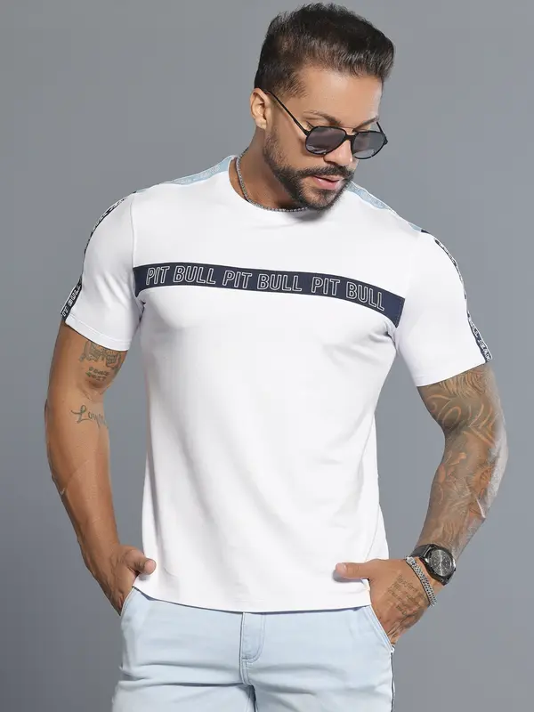Camiseta Branca Masculina com Estampa em Relevo e Detalhe nos Ombros Pit Bull Jeans