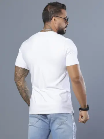 Camiseta Branca Masculina com Estampa em Relevo e Detalhes Vermelhos Pit Bull Jeans