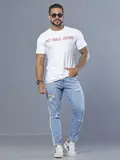 Camiseta Branca Masculina com Estampa em Relevo e Detalhes Vermelhos Pit Bull Jeans