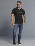 Calça Masculina Azul Marinho Com Puídos E Patch Pit Bull Jeans