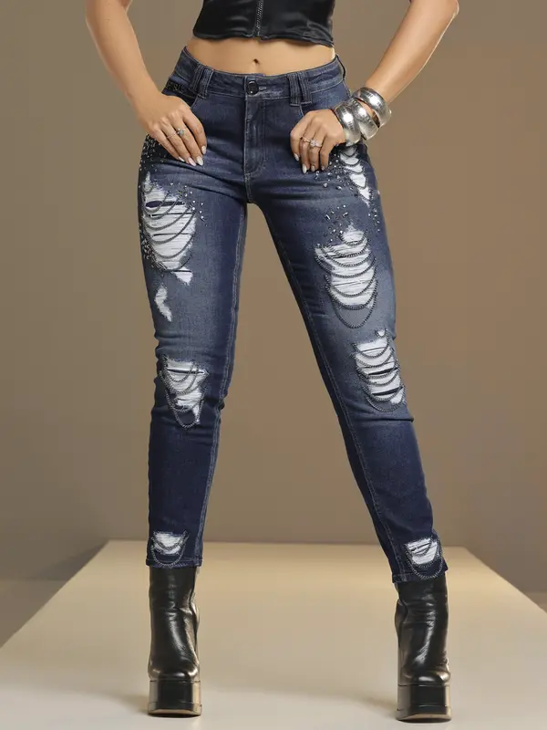 Calça Boyfriend Estilosa com Pedrarias e Toque Destroyed Pit Bull Jeans