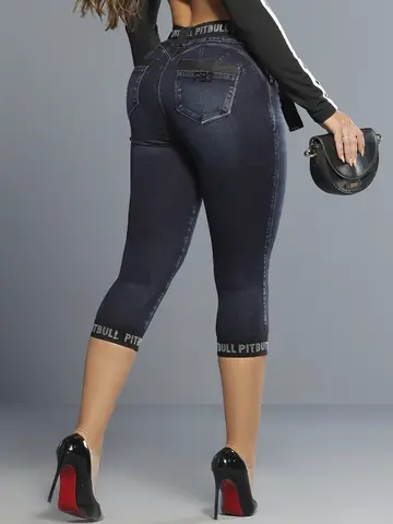 Calça Capri Modeladora com Lavado Escuro e Cinto Personalizado Pit Bull Jeans