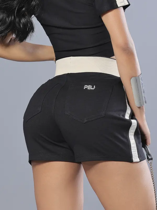 Short Feminino Preto Estiloso com Lateral Personalizada e Cordão de Strass Pit Bull Jeans