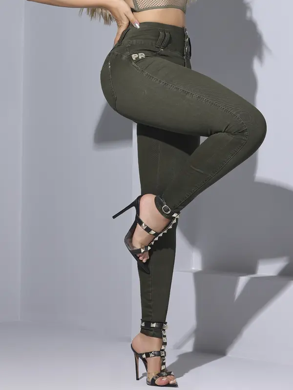 CALÇA FEMININA NA COR VERDE MILITAR FÁCIL DE COMBINAR E CONFORTÁVEL