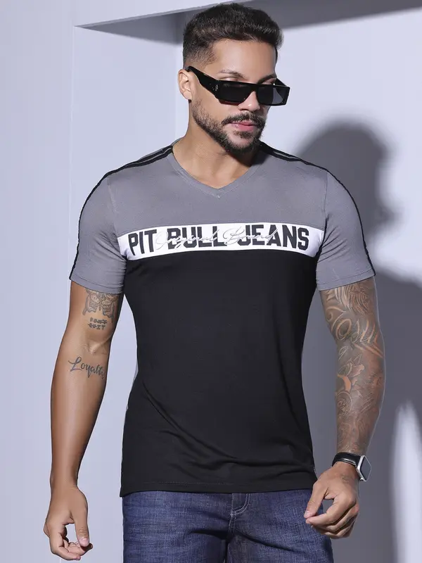 Camiseta Gola V Sofisticada e Confortável com Estampa em Relevo Pit Bull Jeans Luxo