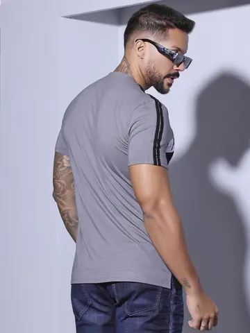 Camiseta Gola V Sofisticada e Confortável com Estampa em Relevo Pit Bull Jeans Luxo