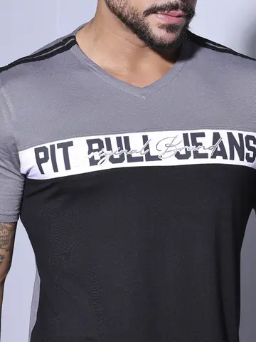 Camiseta Gola V Sofisticada e Confortável com Estampa em Relevo Pit Bull Jeans Luxo