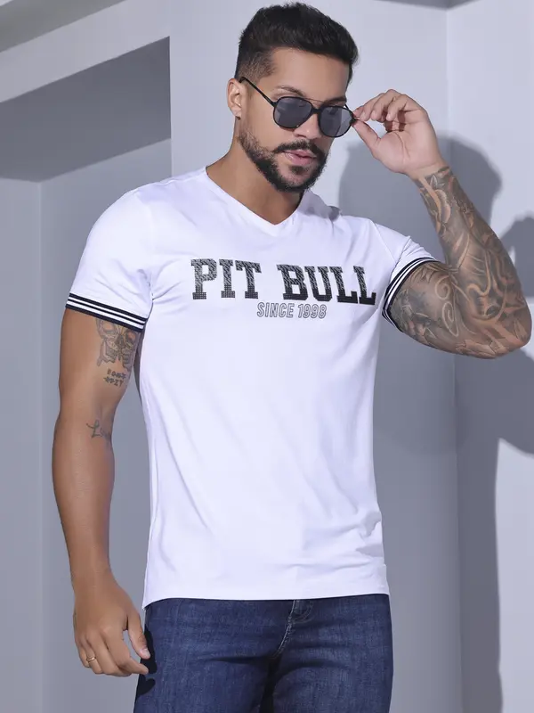 Camiseta Masculina Gola V Casual com Escrita Pit Bull Jeans Luxo