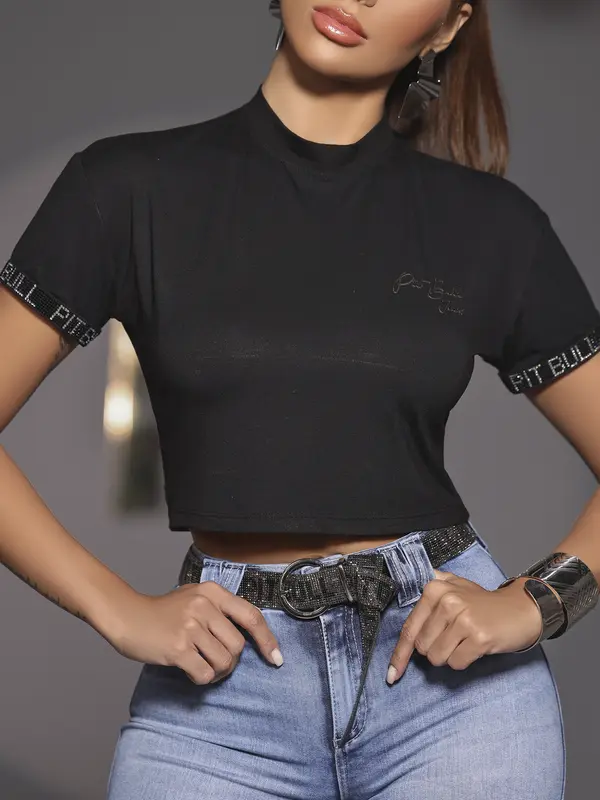 CROPPED ESTILOSO PIT BULL JEANS COM GOLA ALTA E DETALHES BRILHANTES
