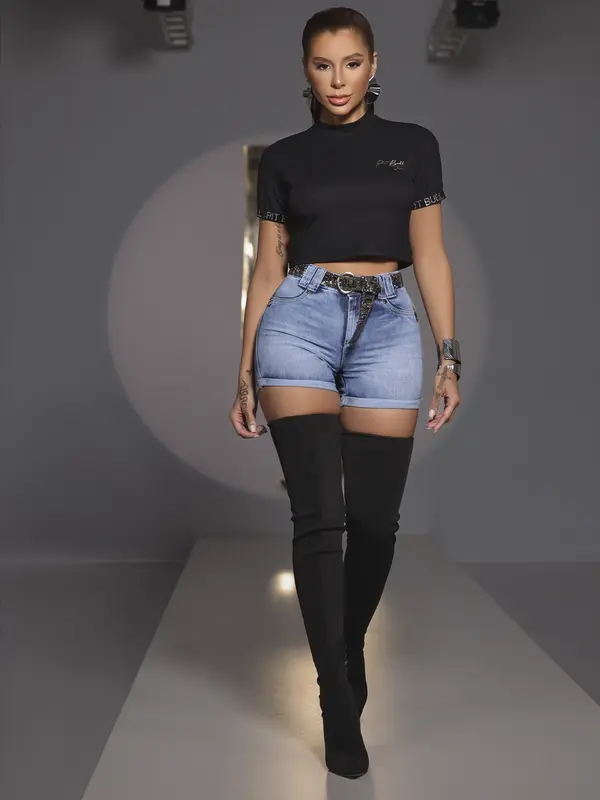 CROPPED ESTILOSO PIT BULL JEANS COM GOLA ALTA E DETALHES BRILHANTES