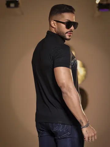 POLO MASCULINA PRETA PIT BULL JEANS COM LOGOMANIA EFEITO HOLOGRÁFICO