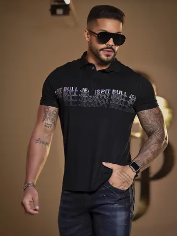 POLO MASCULINA PRETA PIT BULL JEANS COM LOGOMANIA EFEITO HOLOGRÁFICO