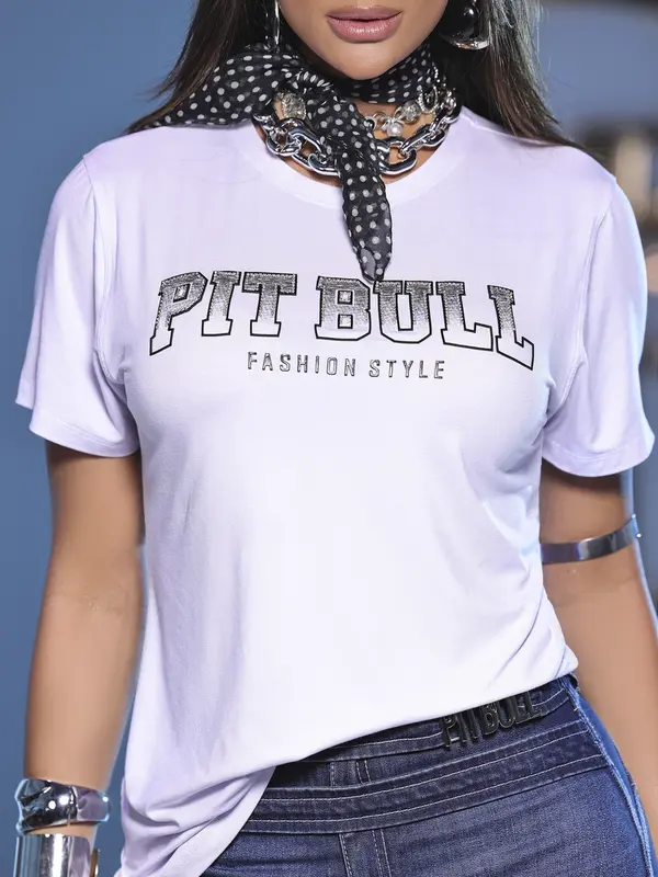 T-shirt Feminina Fashion e Estilosa com Estampa em Relevo Pit Bull Jeans Luxo