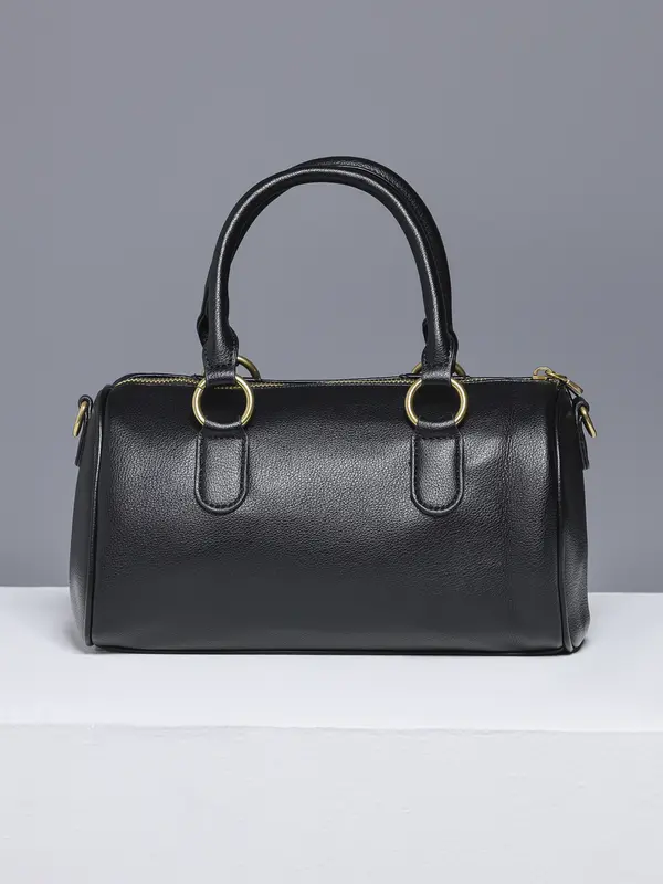 Bolsa Bowling com Ferragens Douradas e Design Marcante
