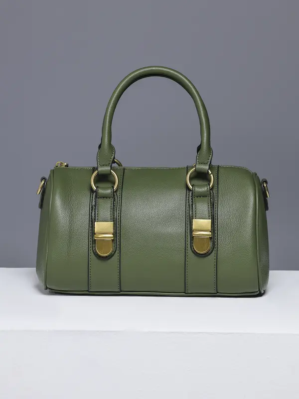 Bolsa Bowling com Ferragens Douradas e Design Marcante
