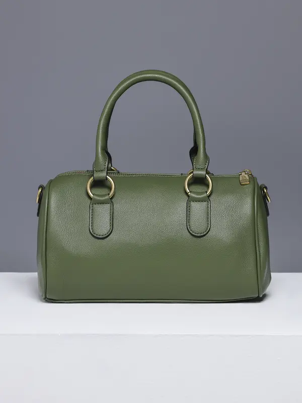 Bolsa Bowling com Ferragens Douradas e Design Marcante