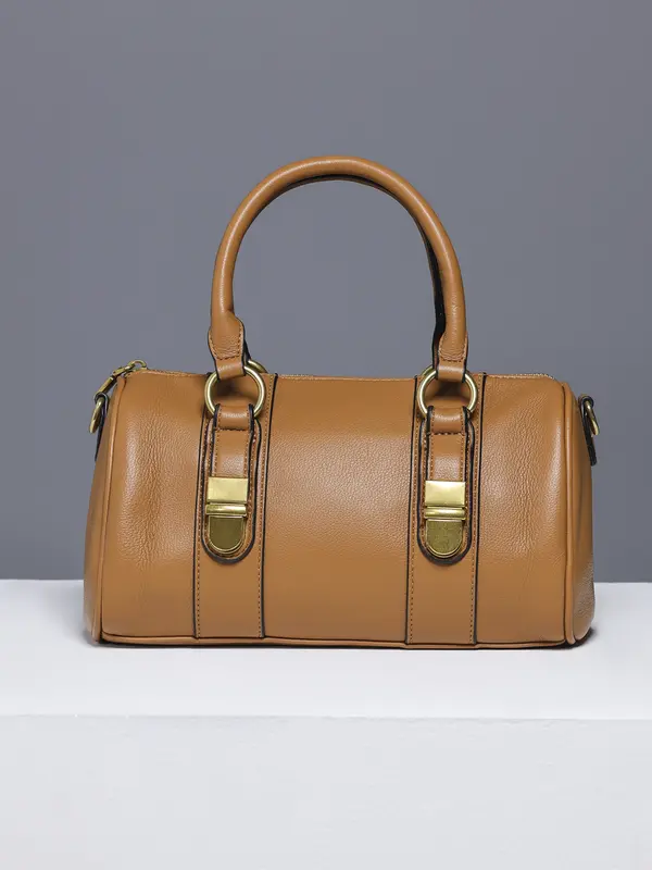 Bolsa Bowling com Ferragens Douradas e Design Marcante