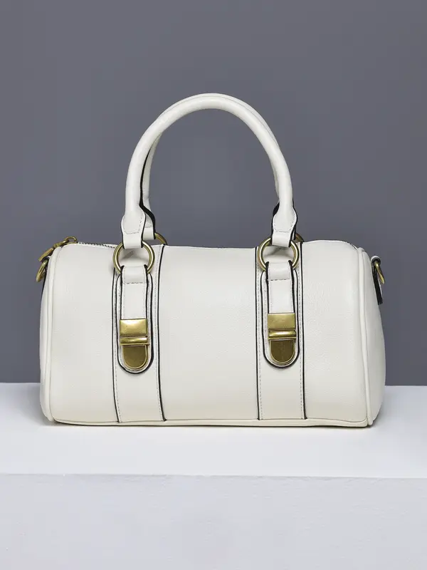 Bolsa Bowling com Ferragens Douradas e Design Marcante