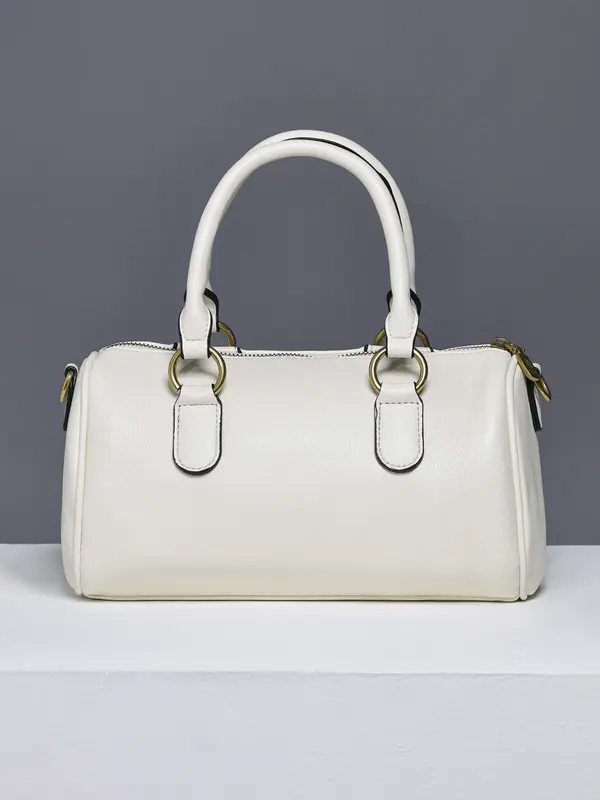 Bolsa Bowling com Ferragens Douradas e Design Marcante