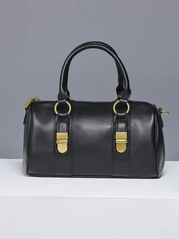 Bolsa Bowling com Ferragens Douradas e Design Marcante