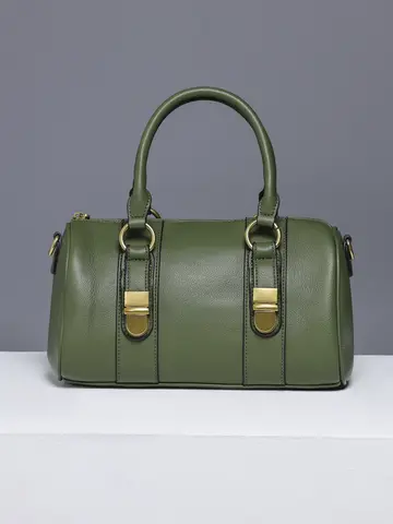 Bolsa Bowling com Ferragens Douradas e Design Marcante