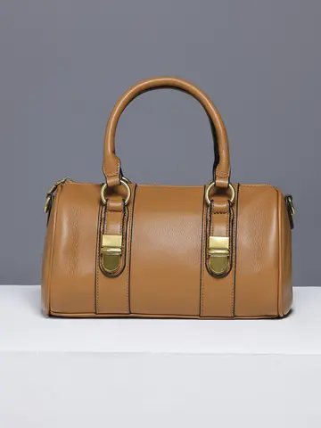 Bolsa Bowling com Ferragens Douradas e Design Marcante
