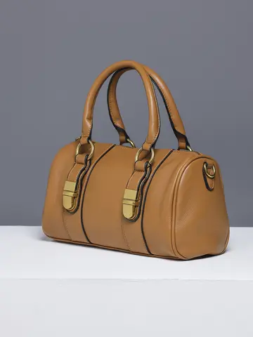 Bolsa Bowling com Ferragens Douradas e Design Marcante