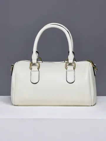 Bolsa Bowling com Ferragens Douradas e Design Marcante