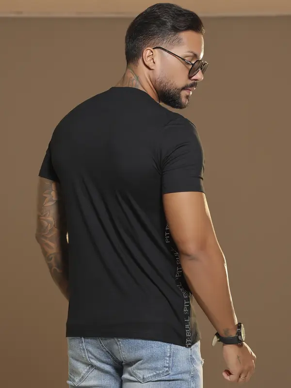 CAMISETA GOLA O SLIM E CONFORTÁVEL COM ELÁSTICO LATERAL PIT BULL JEANS