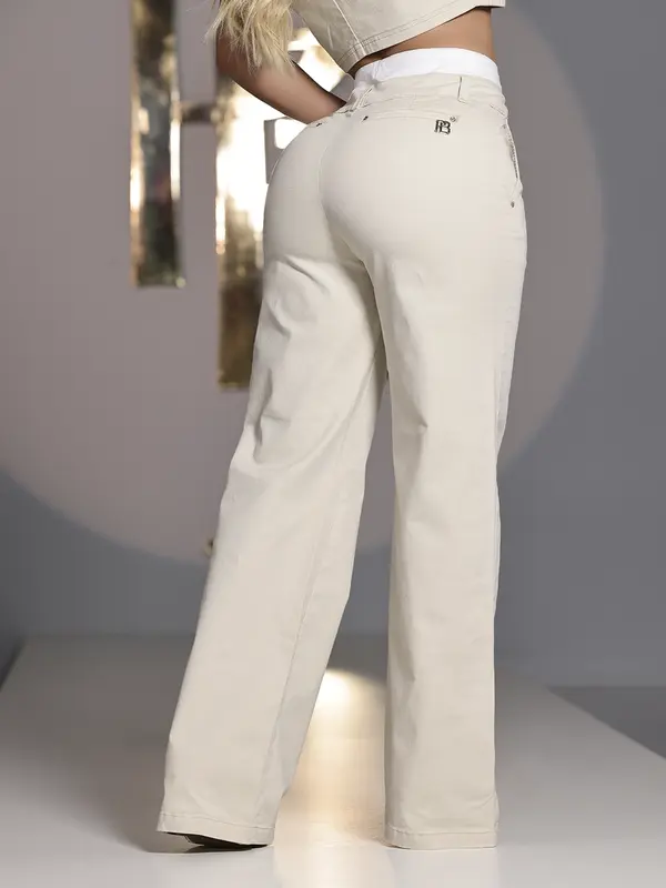 Calça Feminina Wide Leg Modelagem Estruturada com Toque de Conforto