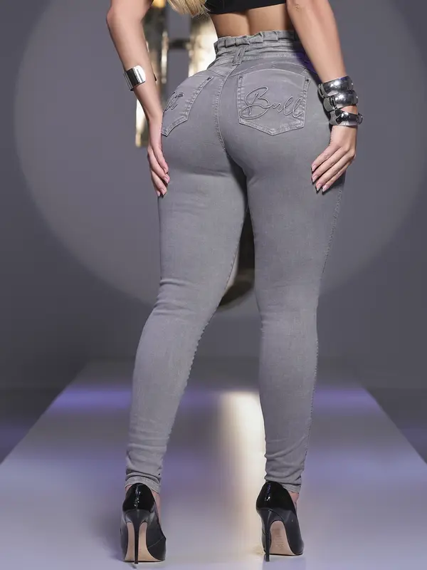 Calça Feminina Clochard com Bordado nos Bolsos Traseiros Pit Bull Jeans