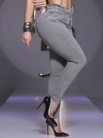 Calça Feminina Clochard com Bordado nos Bolsos Traseiros Pit Bull Jeans