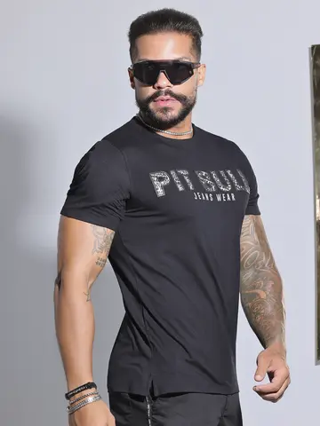 CAMISETA GOLA O LOGOMANIA PIT BULL JEANS COM VISUAL MODERNO