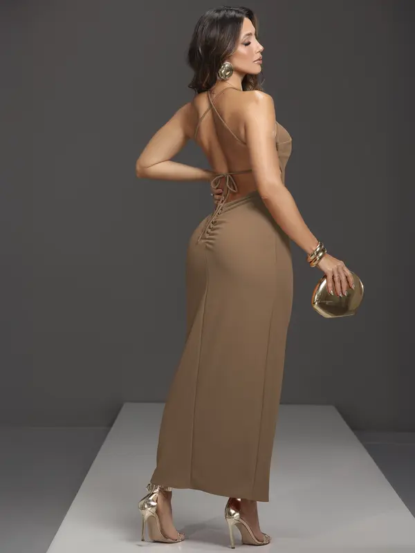 Vestido Longo Empório Pit Bull com Decote Sofisticado e Elegante