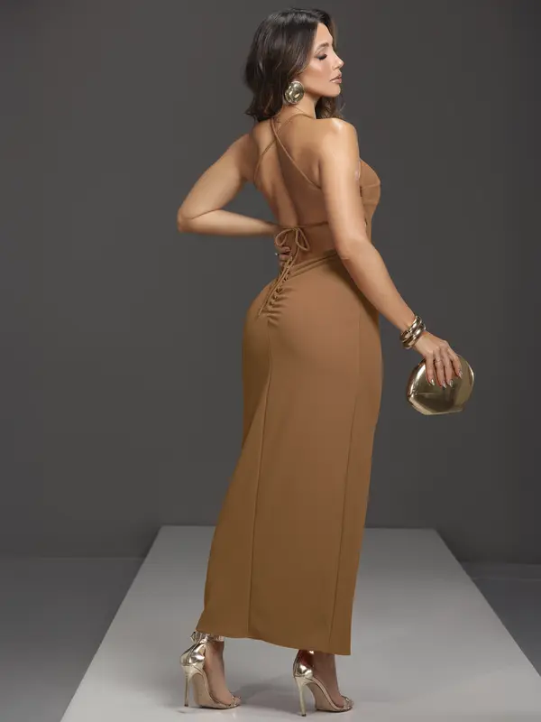 Vestido Longo Empório Pit Bull com Decote Sofisticado e Elegante