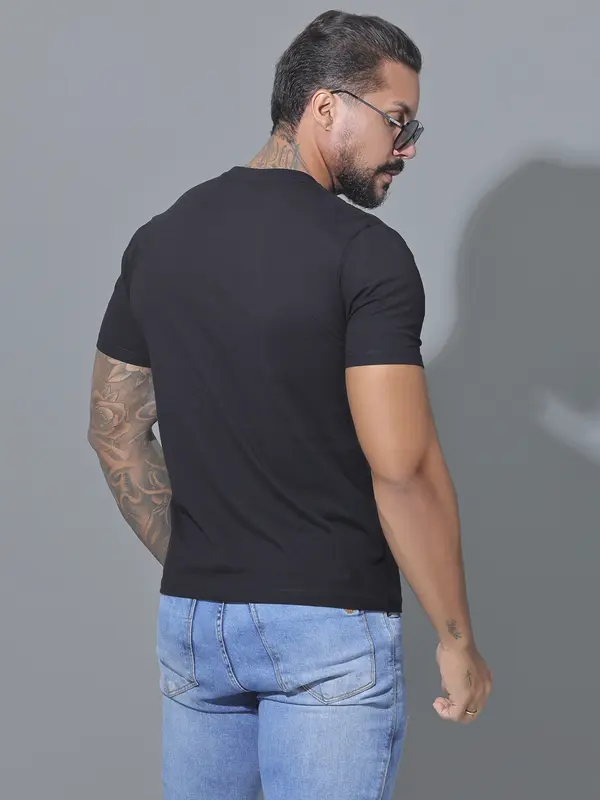 CAMISETA GOLA O PRETA COM ELASTANO E ETIQUETA EMBORRACHADA PIT BULL JEANS