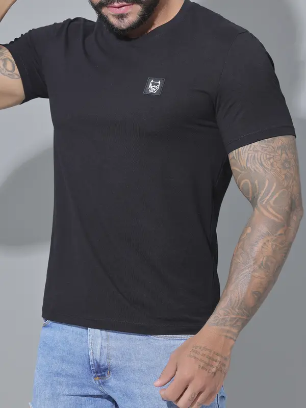 CAMISETA GOLA O PRETA COM ELASTANO E ETIQUETA EMBORRACHADA PIT BULL JEANS