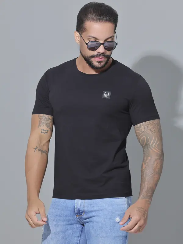 CAMISETA GOLA O PRETA COM ELASTANO E ETIQUETA EMBORRACHADA PIT BULL JEANS