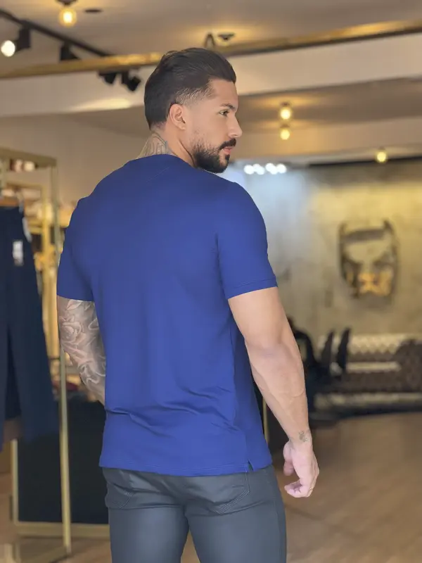 Camiseta Gola V Pit Bll Jeans Modelagem Slim com Estampa
