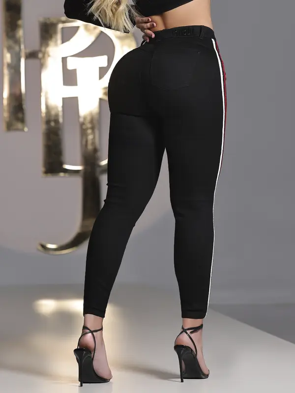 Calça Hot Pants Preta Pit Bull Jeans Luxo com Detalhe Lateral em Cadarço e Strass